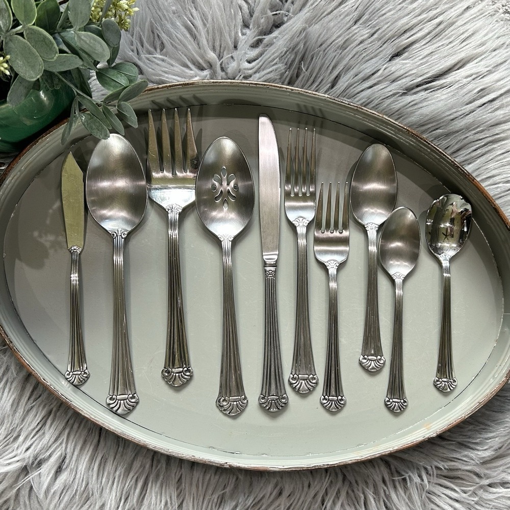 Oneida Baltimore 27 Piece Set 18/10 Stainless Steel **See Description For Counts